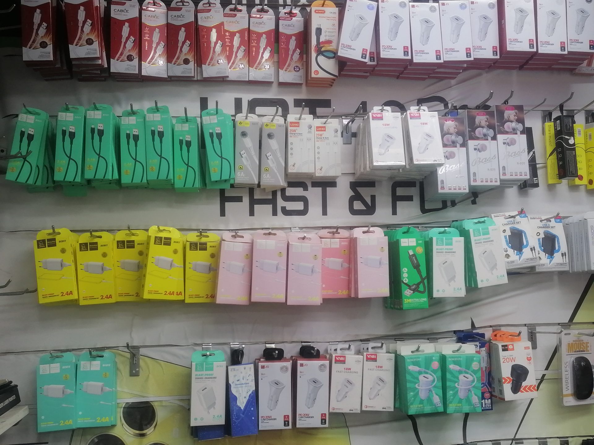 شواحن و كبلات للبيع